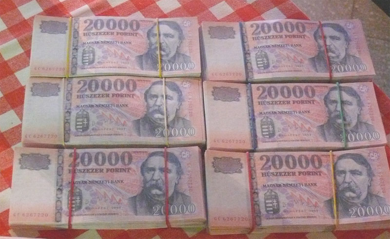 Hamis%2020000%20forint%20bankjegy%20kotegek.jpg